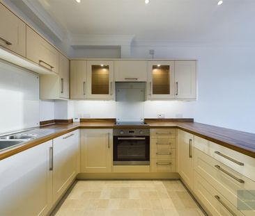 Stones Court, Bradford on Avon, Wiltshire, BA15, Bradford-On-Avon - Photo 5