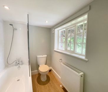 A stunning, detached, thatched house nestled within the West Dean E... - Photo 2