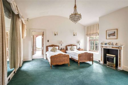 Magnificently historic and beautifully presented five bedroom wing in romantic gardens. - Photo 2