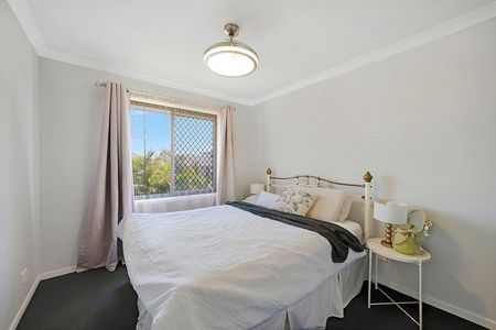 HUGE FAMILY HOME! - Photo 2