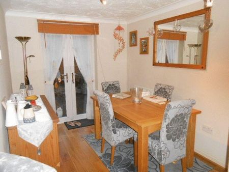3 bedroom semi-detached house to rent - Photo 2