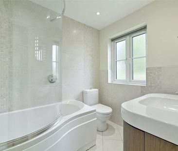 Beautifully presented five bedroom detached family house in a cul-d... - Photo 6