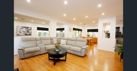 Spacious Family Living with Swimming Pool - Photo 3