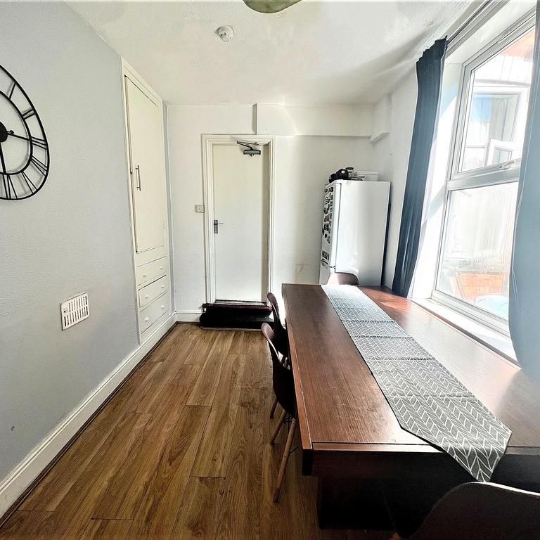 1 bedroom in a house share to rent - Photo 1