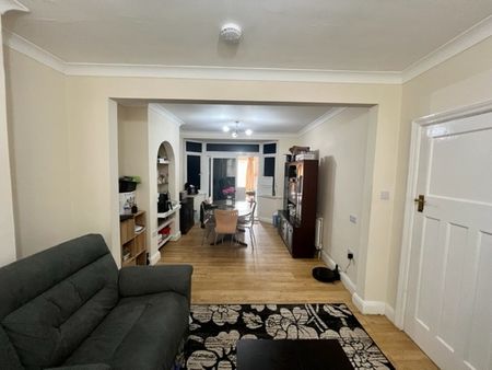 4 bed semi-detached house to rent in Ruislip Road East, Greater London, W13 - Photo 3