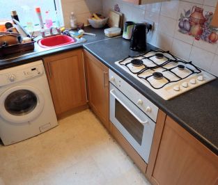 3 bedroom House in Harold View, Leeds - Photo 4