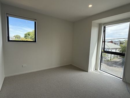 A spacious two bedroom townhouse with all the extras! - Photo 2