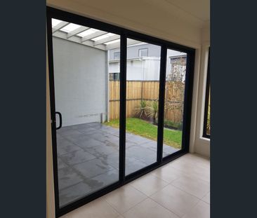 AMAZING 2BED ROOMS LUXURY TOWN HOUSE AVAILABLE IN FAIRWATER !! - Photo 4