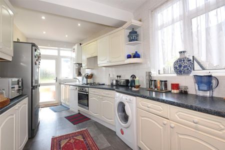 3 bedroom semi-detached house to rent - Photo 4