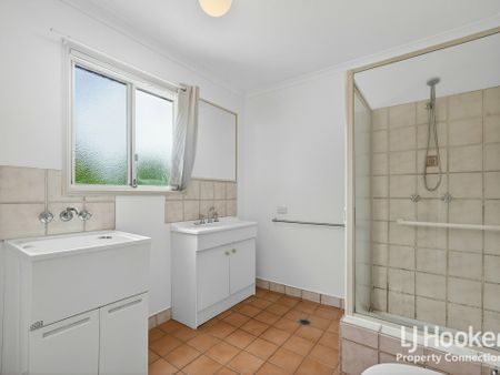 Modern Comfort and Convenience in Downtown Kallangur - Photo 2