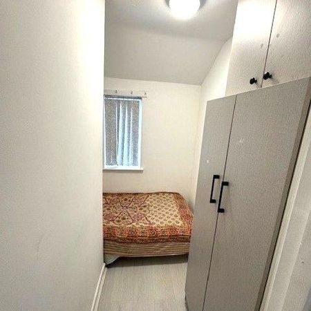 4 bedroom semi-detached house to rent - Photo 5