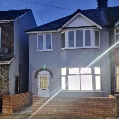 Sheringham Avenue, Romford, RM7 - Photo 2