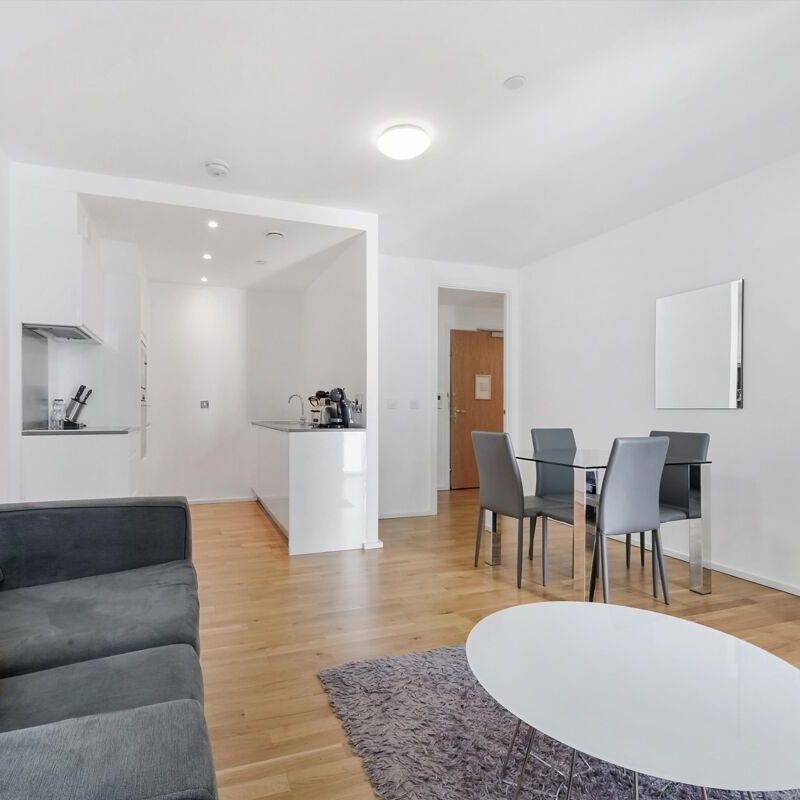 SHORT LET 2 bedroom apartment Clover Court, E14 - Photo 1