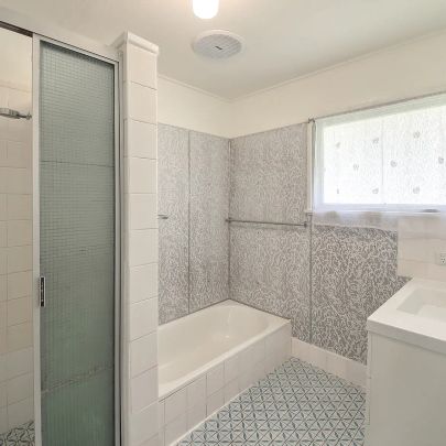 Cozy 3-Bedroom Home for Rent - Aged Charm Awaits! - Photo 1