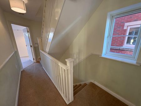 4 bed Town House - Photo 2