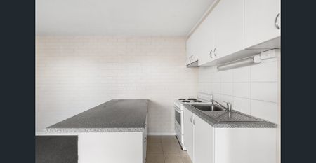 One bedroom apartment in beautiful tree lined street! - Photo 2