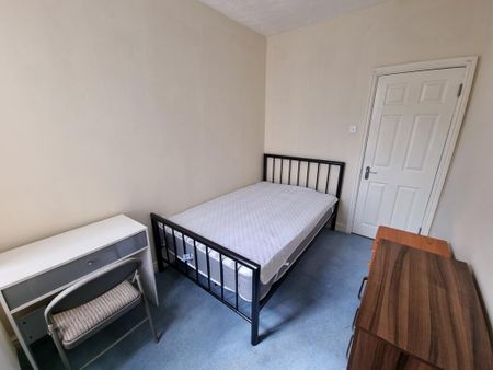 4 bedroom end of terrace house to rent - Photo 3