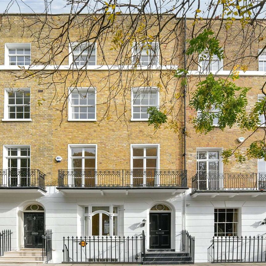 An expertly refurbished six bedroom house situated on this prestigious Knightsbridge garden square. - Photo 1