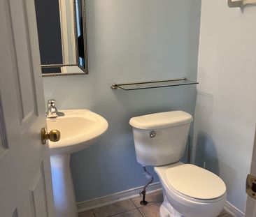 For Lease - 7 Settler's Court, Whitby, Ontario - Photo 2