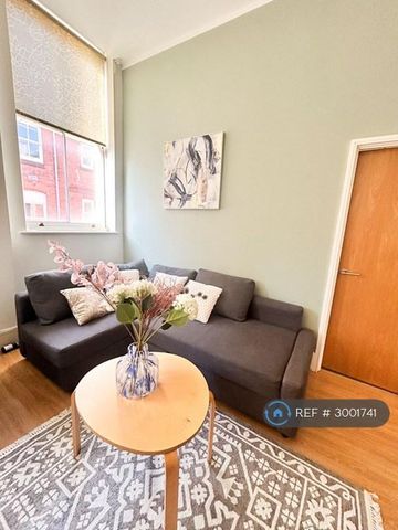 1 bedroom in a flat share to rent - Photo 3