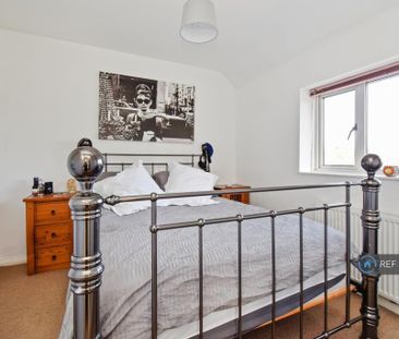 4 bedroom semi-detached house to rent - Photo 5