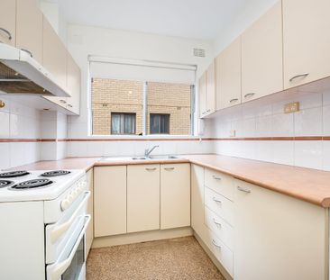 Neat & Cosy apartment close to parklands - Photo 3