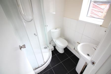 Hanworth Road, Hounslow - Photo 4