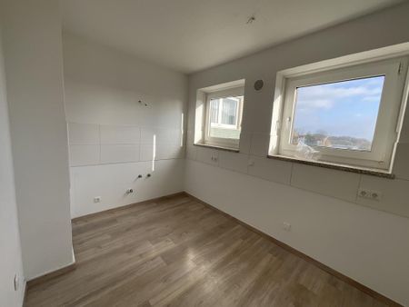 Bereits modernisierte 3-ZKB-Balkonwohnung im Hochhaus in Heppens zu vermieten! - Photo 5