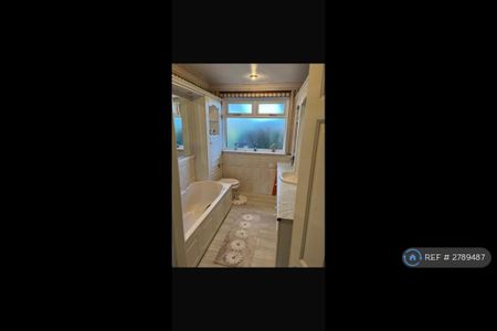 4 bedroom bungalow to rent - Photo 3