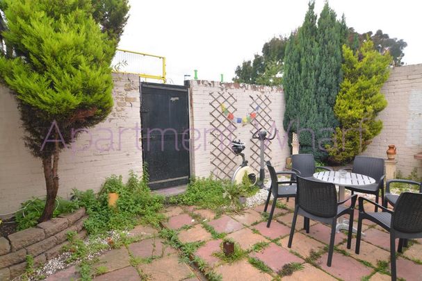 1 bedroom in a flat share to rent - Photo 1