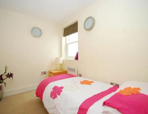 2 bedroom house in Chiswick - Photo 1