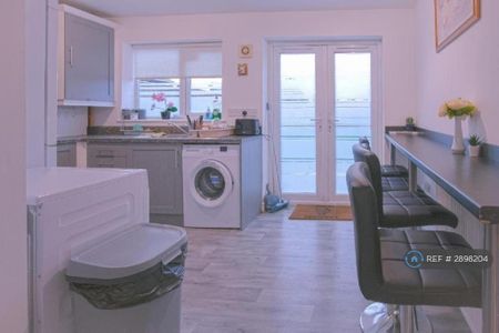 4 bedroom semi-detached house to rent - Photo 2