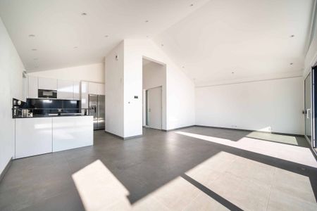 An exceptional property combining comfort, modernity, generous spaces and lake views - Photo 3