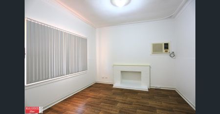 Classic 40s home, short walk to shops or bus stop - Photo 4