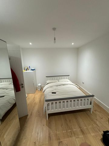 Ensuite -double bedroom to let close to Barking side station- 850 PCM - Photo 4