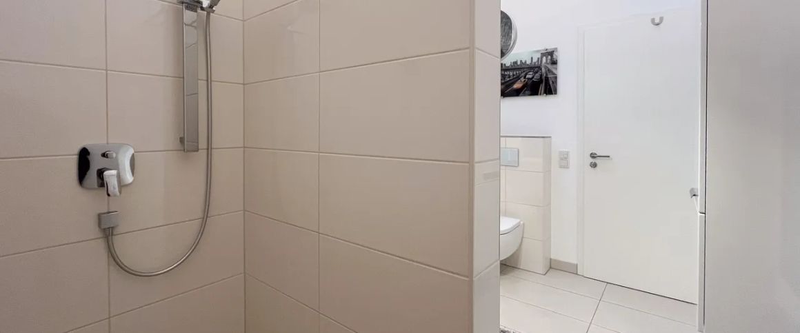 Komfortable seniorenfreundliche Dachgeschosswohnung mit Aufzug und Balkon - Foto 1