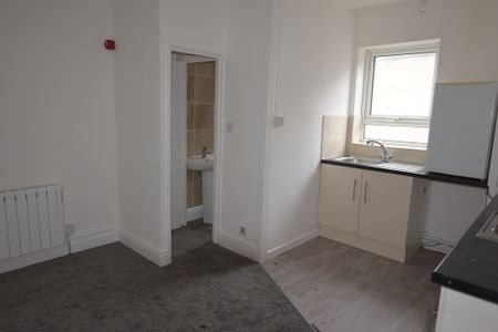 To Let 1 Bed Flat - Photo 4