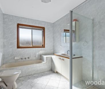 Generous proportions in ideal location - Photo 2