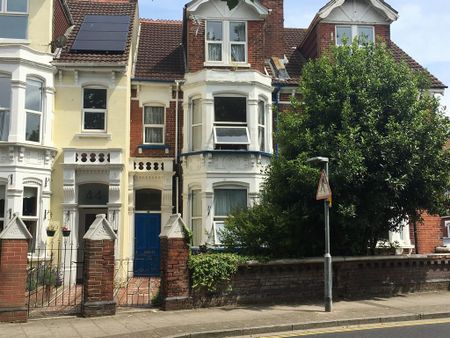 8 bedroom terraced house to rent - Photo 2