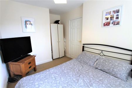 3 bedroom mews to rent - Photo 3
