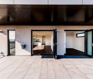 TOP FLOOR SUB-PENTHOUSE IN THE HEART OF OAKLEIGH - Photo 1