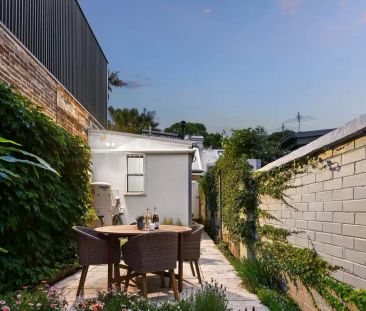 Charming Newtown Home with Private Courtyard - Photo 4