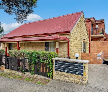 Beautifully Presented Apartment In Blue Ribbon Location - Photo 4