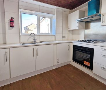 Warburton Road, SO19 - Photo 5