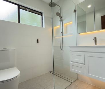 Impressive Solar Panels Family Home with Pool – Rent Includes Pool ... - Photo 3