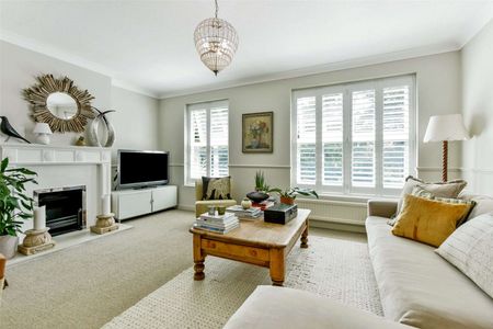 Substantial detached family home in the popular village of Datchet. - Photo 4