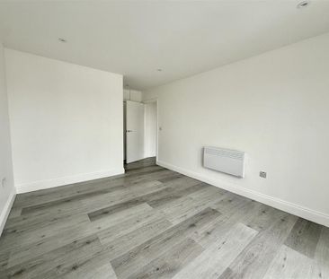 2 bedroom penthouse to rent - Photo 5