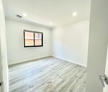 Modern Family Living in Thornhill Park Estate! - Photo 2
