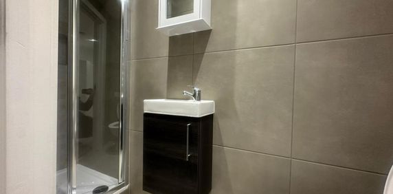 1 bedroom in a flat share to rent - Photo 2