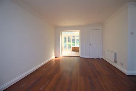 4 bedroom end of terrace house to rent - Photo 5
